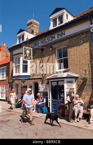 Le Lord Nelson pub ( Adnams ) à Southwold Suffolk Uk avec les clients à l'extérieur ( meilleure pub primé côtières ) à l'été Banque D'Images