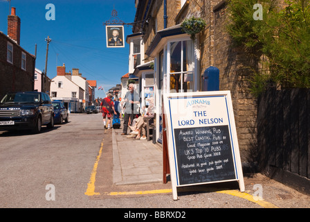 Le Lord Nelson pub ( Adnams ) à Southwold Suffolk Uk avec les clients à l'extérieur ( meilleure pub primé côtières ) à l'été Banque D'Images