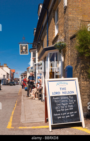 Le Lord Nelson pub ( Adnams ) à Southwold Suffolk Uk avec les clients à l'extérieur ( meilleure pub primé côtières ) à l'été Banque D'Images