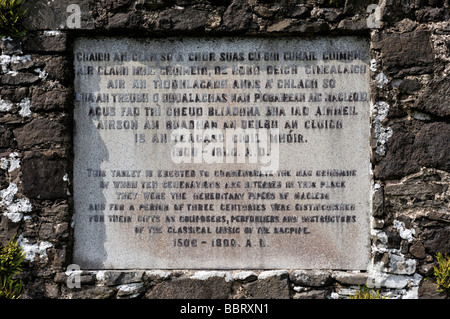 Tablet commémorant l'MacCrimmons, pipers. L'église en ruine de Saint Mary, Kilmuir, Dunvegan, Isle of Skye, Scotland, Royaume-Uni Banque D'Images