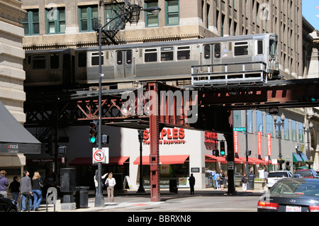 Chicago Transit Authority un train surélevé sur la boucle du centre-ville itinéraire Illinois USA service Banque D'Images