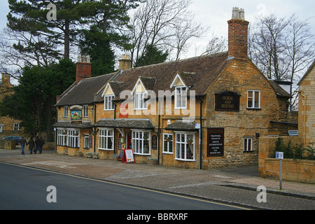 La Horse and Hound pub sur la rue principale à Broadway, Worcestershire, Angleterre, RU Banque D'Images