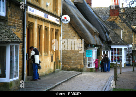 La grande rue à Broadway, Worcestershire, Angleterre, RU Banque D'Images