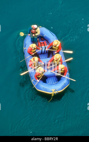 Un radeau avec les touristes sur la Shotover River près de Queenstown Otago ile sud Nouvelle Zelande Banque D'Images