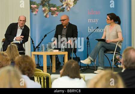 Colm Tóibín (à gauche) et romancier irlandais Rawi Hage romancière née à Beyrouth Hay Festival 2009 Banque D'Images