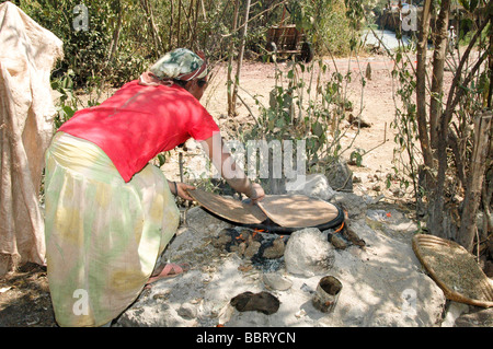 Afrique Ethiopie Lalibela Woman cooking Injera pancake comme le pain Banque D'Images