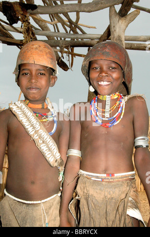 Vallée de l'Omo Ethiopie Afrique Jeune garçon (à droite) et une fille (à gauche) de la tribu Arbore Banque D'Images