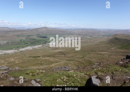 Vue depuis le sommet d'Ingleborough Hill, North Yorkshire, UK. Le viaduc Ribblesdale est visible dans la distance. Banque D'Images