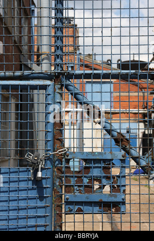 Des grilles verrouillées lors d'une usine à l'abandon au Royaume-Uni. Banque D'Images