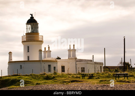 Phare de lumière faible à l'Isle de mai utilisé comme observatoire d'oiseaux Banque D'Images