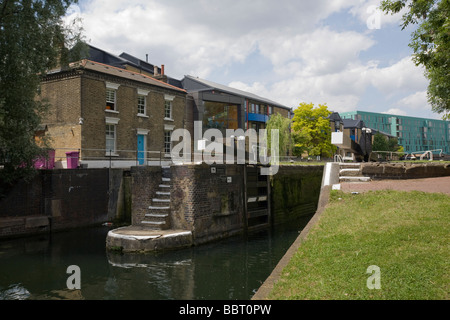 'Mile fin 'blocage' Regent's Canal' 'Mile Fin' 'Tower Hamlets' éclusiers House' est de Londres GO UK London Tower Hamlets Banque D'Images