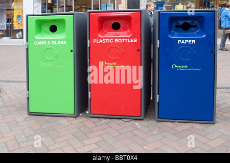 De nouveaux bacs de recyclage intelligent pour les canettes et bouteilles en plastique et du papier de verre dans le centre-ville de Redcar Banque D'Images