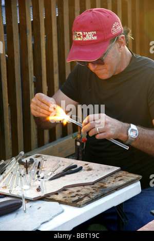 L'homme travaillant avec du verre de Clearwater Beach, Florida, USA Banque D'Images