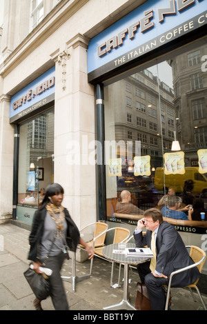 Extérieur du café Caffe Nero, The Haymarket, Londres, Royaume-Uni Banque D'Images