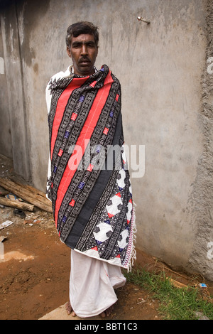 Un homme membre de la tribu Toda, une des tribus, porte un manteau tissé à Toda. Banque D'Images