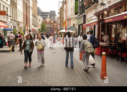 Les gens dans la rue Gerrard, Chinatown, Londres UK Banque D'Images