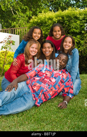 Portrait of African American raciale entre Interracial Caucasian family in garden looking at camera eye contact M. © Myrleen Pearson Banque D'Images