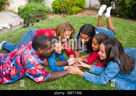 African American raciale entre interracial Caucasian family playing sur pelouse MR © Myrleen Pearson Banque D'Images