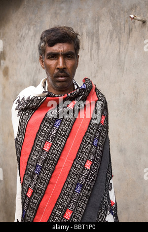 Un homme membre de la tribu Toda, une des tribus, porte un manteau tissé à Toda. Banque D'Images