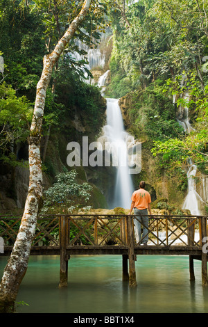 L'observation touristique des chutes de Kuang Si près de Ban Tat Paen Kamu un village à 32 km de Luang Prabang au Laos Banque D'Images