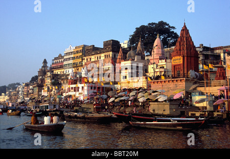 Vue du coucher de Dasaswamedh Ghat et le Gange à Varanasi remplie de pèlerins hindous l'Uttar Pradesh, Inde Banque D'Images