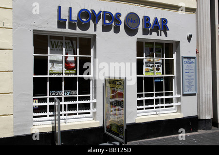 L'extérieur du bar Lloyds partie du groupe weatherspoons Broad street worcester Banque D'Images