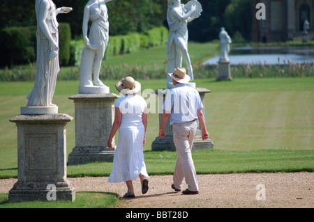 Vieux couple walking through arracher Park dans le Bedfordshire, Angleterre. Banque D'Images