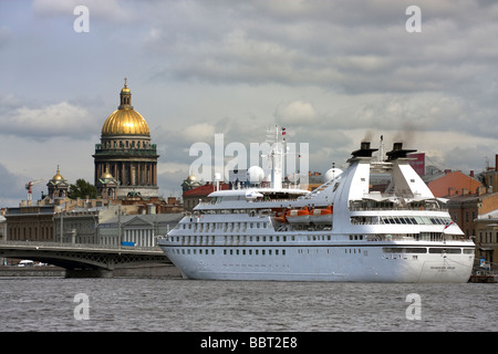 Seaburn Pride ferry restant à proximité de la rivière Neva, Blagoveshchensky Bridge St Petersburg Russie Banque D'Images