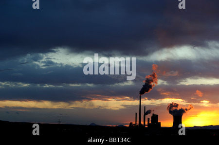 Cuisson à la centrale électrique au charbon à orange, les émissions de gaz, l'écologie, la cheminée, ciel nuageux, les émissions, la pollution de l'air Banque D'Images