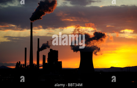 Cuisson à la centrale électrique au charbon à orange, les émissions de gaz, l'écologie, la cheminée, ciel nuageux, les émissions, la pollution de l'air Banque D'Images