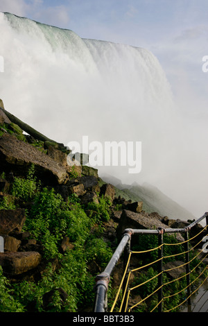 Bord des chutes du Niagara chute d'eau dans New York NY State Park États-Unis US angle bas d'en bas Fermer personne beau paysage impressionnant vertical haute résolution Banque D'Images