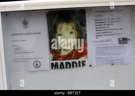 Poster de 'maddie' Madeleine McCann sur l'affichage de l'église de Pria de Luz. Madeleine a disparu en mai 2007 Banque D'Images