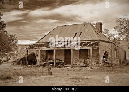 Grande image de l'ancienne ferme de ruines en sépia Banque D'Images