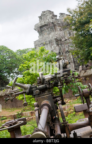 Des pièces d'artillerie à l'ancien site du temple de Phnom Bok - Siem Reap, Cambodge Banque D'Images