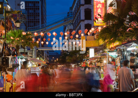 Lanternes flottant sur un marché ouvert, sur Jalan Jalan Petaling Street aux côtés Lekir dans Chinatown, Kuala Lumpur, Malaisie Banque D'Images