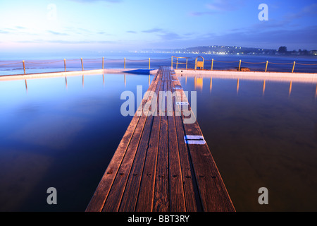 L'aube et le lever du soleil à North Narrabeen, Sydney, NSW, Australie Banque D'Images