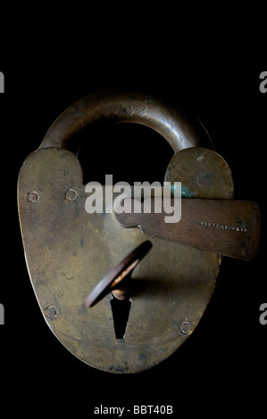 Serrure et clé antique, découper en fond noir Banque D'Images