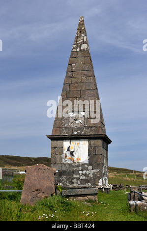 Monuments commémoratifs au cimetière. L'église en ruine de Saint Mary, Kilmuir, Dunvegan, Isle of Skye, Hébrides intérieures, Ecosse, Royaume-Uni, Europe. Banque D'Images