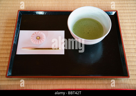 Le thé vert matcha et confiserie wagashi servi à Nakajima-no-ochaya thé dans le jardin Hamarikyu détaché, Tokyo, Japon Banque D'Images