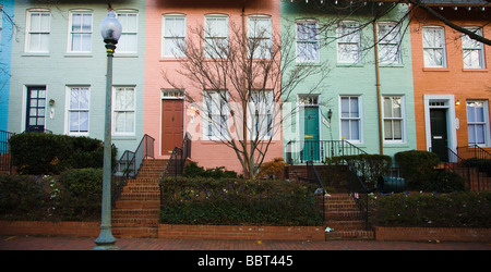 Rangées de maisons colorées à Georgetown, Washington, DC, USA Banque D'Images