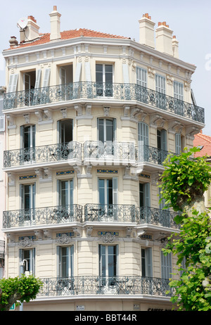 La ville de Cannes sur la cotes d'Azur a un nombre impressionnant de bâtiments spectaculaires et une architecture élégante Banque D'Images