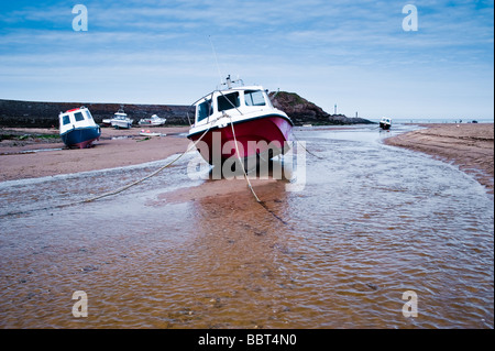 Bateaux sur plage de Bude, plage à marée basse Banque D'Images