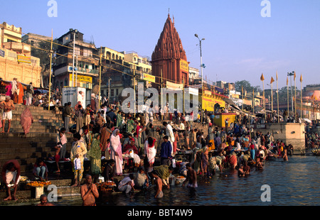 Lever du soleil sur Dasaswamedh Ghat et le Gange à Varanasi remplie de pèlerins hindous l'Uttar Pradesh, Inde Banque D'Images