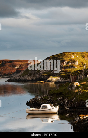 Petit bateau de pêche amarré à Bayhead, Côte Est, Isle of Harris, Hébrides extérieures, en Écosse Banque D'Images