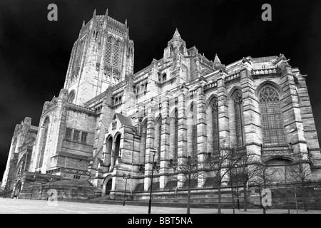 La cathédrale anglicane de Liverpool Solarised Photographie noir et blanc, effet Merseyside, England, UK Banque D'Images