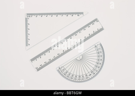 Règle,rapporteur et un triangle sur fond blanc Banque D'Images