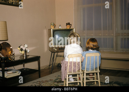 Sœurs regardant la télévision, Canada 1956 Banque D'Images