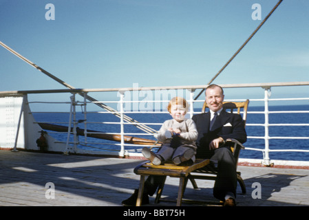 1955 Père et fille présentent sur le pont du paquebot transatlantique, en direction de New York à partir de la Grande-Bretagne d'après-guerre Banque D'Images