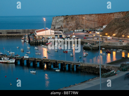 Port de Sagres, à l'ouest de l'Algarve, au crépuscule Banque D'Images