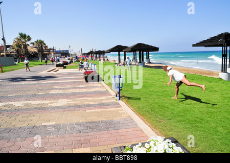 Israël Haifa Carmel Beach israéliens aller à la plage sur une chaude journée ensoleillée à jouer au ballon sur la pelouse sur la plage Banque D'Images